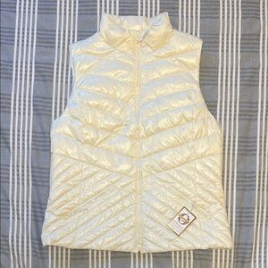 New Talbots Cream Quilted Puffer Vest
20 wide by 25 length
